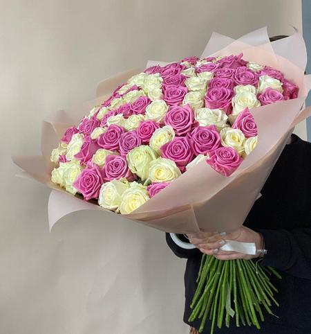 Букет из 101 белой и розовой розы (60 см)